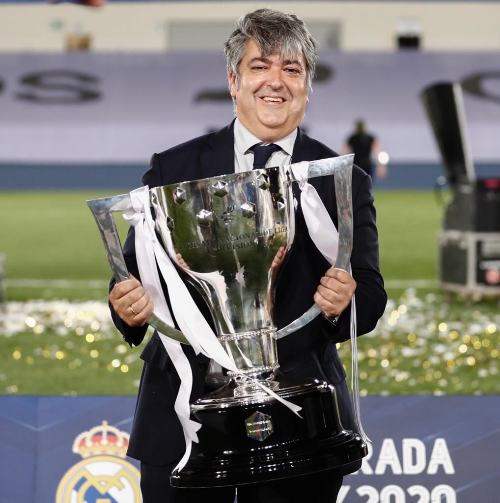El Dr. Julio De la Morena con el trofeo de Liga del Real Madrid